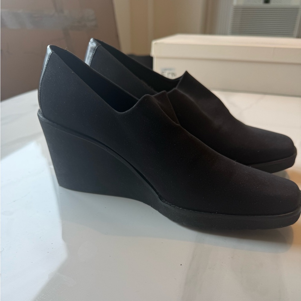Donald J. Pliner Classic Black Loafers - Picture 3 of 6
